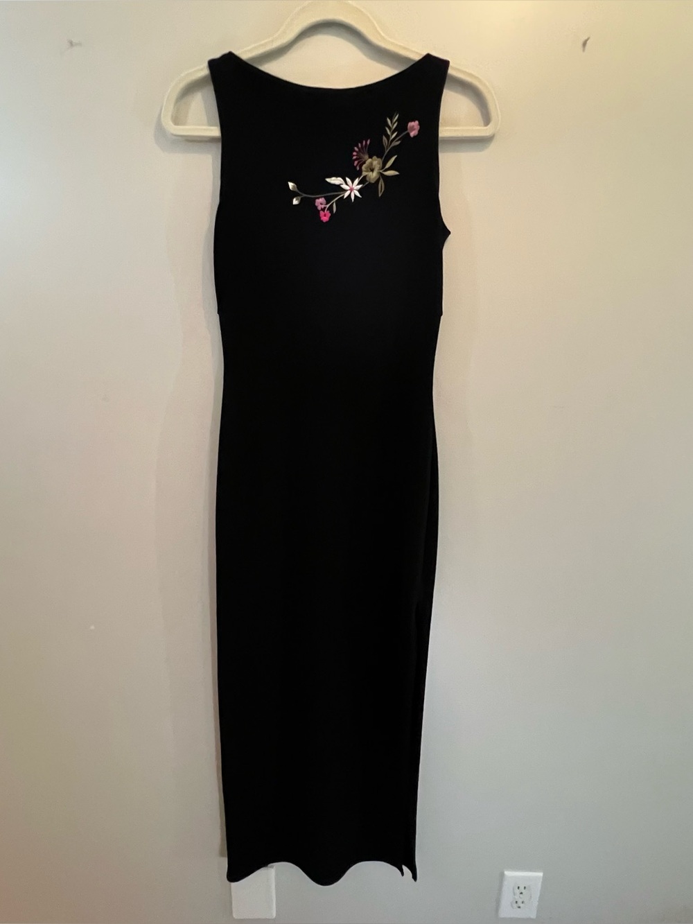 Black Form-Fitting Full-Length Evening Dress with Embroidered Florals